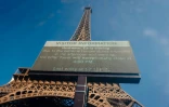 Un panneau d'affichage annonce la fermeture anticipée de la tour Eiffel en raison de la canicule, le 11 juillet 2026 à Paris