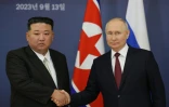 Photo distribuée par l'agence russe Sputnik montrant le président russe Vladimir Poutine (d) et son homologue nord-coréen Kim Jong Un (g) lors d'une rencontre au cosmodrome de Vostochnyy, le 13 septembre 2023 en Russie