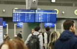 Des voyageurs attendent à l'aéroport "Makedonia" après des retards et des reports de vols dans le pays dus à un "problème technique", le 4 janvier 2026 à Thessalonique