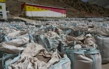 Des sacs d'antimoine pur à 30 % à l'extérieur d'une installation de traitement de l'entreprise Talco Gold, à la mine de Saritag, dans l'ouest du Tadjikistan, le 26 août 2025