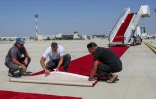 Tapis rouge déroulé à l'aéroport Ben Gourion de Tel-Aviv, le 12 juillet 2022 à la veille de l'arrivée du président américain Joe Biden