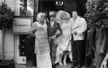 (GàD) Le producteur français Paul Lederman, Coluche et Thierry Le Luron lors d'une vraie-fausse cérémonie de mariage, le 25 septembre 1985 à Paris