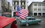 Un drapeau cubain et un drapeau américain flottent sur le toit d'un tricycle à La Havanne, le 30 janvier 2026