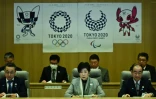 La gouverneure de Tokyo, Yuriko Koike (centre), lors d'une réunion dans la capitale japonaise le 23 mars 2020