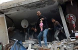 Un Palestinien montre une poupée dans les décombres de la maison de la famille al-Khour détruite par une frappe israélienne à Gaza, le 26 avril 2025