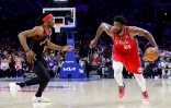 Joel Embiid des Philadelphia 76ers face Ă Precious Achiuwa des Toronto Raptors en play-off NBA le 18 avril 2022 au Wells Fargo Center Ă Philadelphie