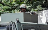 Un soldat indien dans un véhicule militaire se déplaçant dans Srinagar, au Cachemire indien, le 18 août 2019.