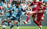 Le Havrais Nabil Alioui (g) centre devant le Brestois Romain Del Castillo, le 20 août 2023 au Havre