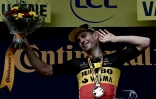 Le Belge Wout van Aert célèbre avec ses supporters, sa victoire dans la 11e étape du Tour de France, disputée entre Sorgues et Malaucène, le 7 juillet 2021