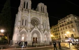 Des policiers devant la basilique de Nice après une attaque au couteau, le 29 octobre 2020