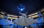 Des derviches tourneurs célèbrent le 750e anniversaire de la mort de Rumi, poète mystique soufi, fondateur de leur ordre, par une "sema" au centre culturel Mevlana, le 16 décembre 2023 à Konya, en Turquie
