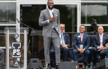 La recrue star des Lakers de Los Angeles et ancien joueur de Cleveland LeBron James, le 30 juillet 2018 à Akron dans l'Ohio, lors de l'ouverture d'une école pour enfants défavorisés