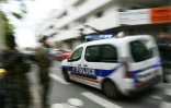 Une voiture de police arrive devant le lycée de Nantes où une lycéenne a été tuée et trois autres lycéens blessés à coups de couteau par un élève, le 24 avril 2025