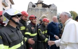 Le pape François rencontre des pompiers à Amatrice, le 4 octobre 2016