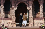 Le Premier ministre indien Narendra Modi (D) accueille le président français Emmanuel Macron pour le sommet fondateur de l'Alliance solaire internationale à New Delhi, le 11 mars 2018