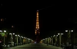 La Tour Eiffel brille dans la nuit de Paris, où un strict confinement est imposé, le 2 novembre 2020