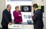 Le Premier ministre israélien Benjamin Netanyahu (G) et la chancelière allemande Angela Merkel (C) au musée d'Israël, à Jérusalem le 4 octobre 2018 