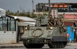 Des soldats libanais assis sur un car dans la ville de Tripoli, dans le nord du pays, le 14 mai 2022
