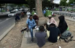 Des migrants campent près du centre humanitaire pour migrants de la Porte de la Chapelle, dans le nord de Paris, le 27 juillet 2017