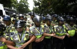 Des policiers antiémeutes vénézuéliens à Caracas avant une manifestation de l'opposition, le 22 avril 2017