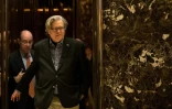 Steve Bannon sort d'un ascenseur de la tour Trump, le 11 novembre 2016 à New York