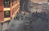 Cette capture faite le 6 janvier 2026 d'une video UGC publiée sur les réseaux sociaux le même jour montre des heurts entre manifestants et forces de sécurité au bazar de Téhéran, au dixième jour d'un mouvement de contestation en Iran 