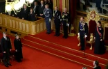 Le roi de Norvège Haakon VIII (2e à d), sa fille la princesse Ingrid Alexandra (d), la reine Sonja (2e à g) et le prince Sverre Magnus (g) pendant la cérémonie de prestation de serment du roi devant le parlement à Oslo, le 1er septembre 2026