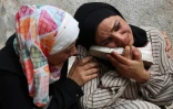 Une femme palestinienne pleure en tenant la chaussure ensanglantée d'un proche tué lors d'une frappe israélienne, à l'hôpital Al-Chifa, à Gaza-ville, dans le centre de la bande de Gaza, le 28 avril 2025








