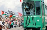 Des drapeaux palestiniens le long d'une rue où passe un tram transportant des artistes participant à l'Eurovision 2025, le 11 mai 2025 à Bâle, en Suisse