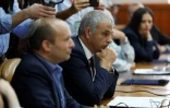 Les ministres israéliens des Finances Moshé Kahlon (D) et de l'Education Naftali Bennett (G) lors du Conseil des ministres à Jérusalem, le 18 novembre