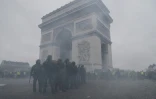Les forces de l'ordre face aux manifestants  près de l'Arc de Triomphe à Paris, le 12 janvier 2019
