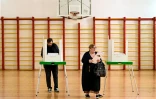 Des électeurs votent aux élections locales à Tbilissi, le 4 octobre 2025 en Géorgie