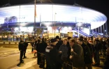 Des policiers sécurisent un périmètre après que trois jihadistes ont fait sauter leurs ceintures explosives aux abords du Stade de France plein à craquer pour le match de football France-Allemagne, le 13 novembre 2015 à Saint-Denis, au nord de Paris
