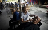  Un barbier en activité près de la célèbre maison de thé de Chengdu, le 11 septembre 2016