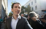 Le ministre autrichien des Affaire étrangères Sebastian Kurz quitte un bureau de vote à Vienne, le 15 octobre 2017