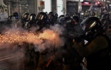 Des policiers tirent des gaz lacrymogènes contre des manifestants, le 31 août 2019 à Hong Kong
