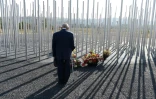 Un homme se recueille devant un monument à la mémoire des victimes de l'explosion sur le site de l'usine chimique AZF à Toulouse après l'explosion le 21 septembre 2001 