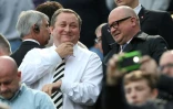 Le propriétaire de Newcastle United Mike Ashley (cravate) avant le coup d'envoi du match contre West Ham, à St James Park, le 24 mai 2015