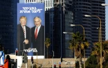 Le Premier ministre israélien Benjamin Netanyahu pose avec le président américain Donald Trump sur une affiche électorale installée près d'une autoroute dans la ville côtière israélienne de Tel-Aviv, le 3 février 2019
