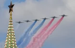 Des avions Sukhoi Su-25 dégageant u sillage aux couleurs du drapeau russe survolent Moscou le 24 juin 2020 pour célébrer la défaite nazie de 1945