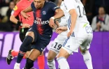 L'attaquant du PSG Kylian Mbappé (g) en action face au Strasbourgeois Sanjin Prcic, le 7 avril 2019 au Parc des Princes  
