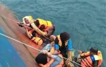 Photo fournie par l'Agence nationale indonésienne de gestion des catastrophes Indonesia's Badan Nasional Penanggulangan Bencana montrant le naufrage d'un ferry dans les eaux de l'île des Célèbes (Sulawesi), en Indonésie, le 3 juillet 2018