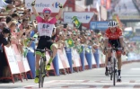 L'Australien Simon Clarke remporte la 5e étape de la Vuelta devant le Néerlandais Bauke Mollema, le 29 août 2018 à Roquetas de Mar 