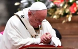 Le pape François prie lors de la messe de Noël, le 24 décembre 2015 à la basilique St Pierre de Rome