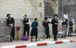 Des juifs ultra-orthodoxes font la queue devant un magasin à Bnei Brak, en Israël, le 6 avril 2020