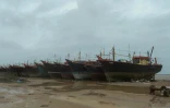 Des bateaux de pêche mis à l'écart de l'eau, le 14 juin 2023 au port de Jakhau, dans l'Etat du Gujarat, en Inde