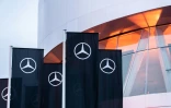 Le logo de Mercedes-Benz est visible sur des drapeaux devant le musée Mercedes-Benz de Stuttgart, en Allemagne, le 29 janvier 2026
