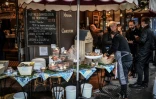 Un restaurant fait de la vente à emporter à Paris le 24 décembre 2020