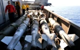 Des bombes sur le porte-avions USS Dwight D. Eisenhower (CVN-69) en Méditerranée le 6 juillet 2016