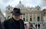 Le cardinal américain Raymond Burke, sur la place Saint-Pierre au Vatican, le 11 mars 2013